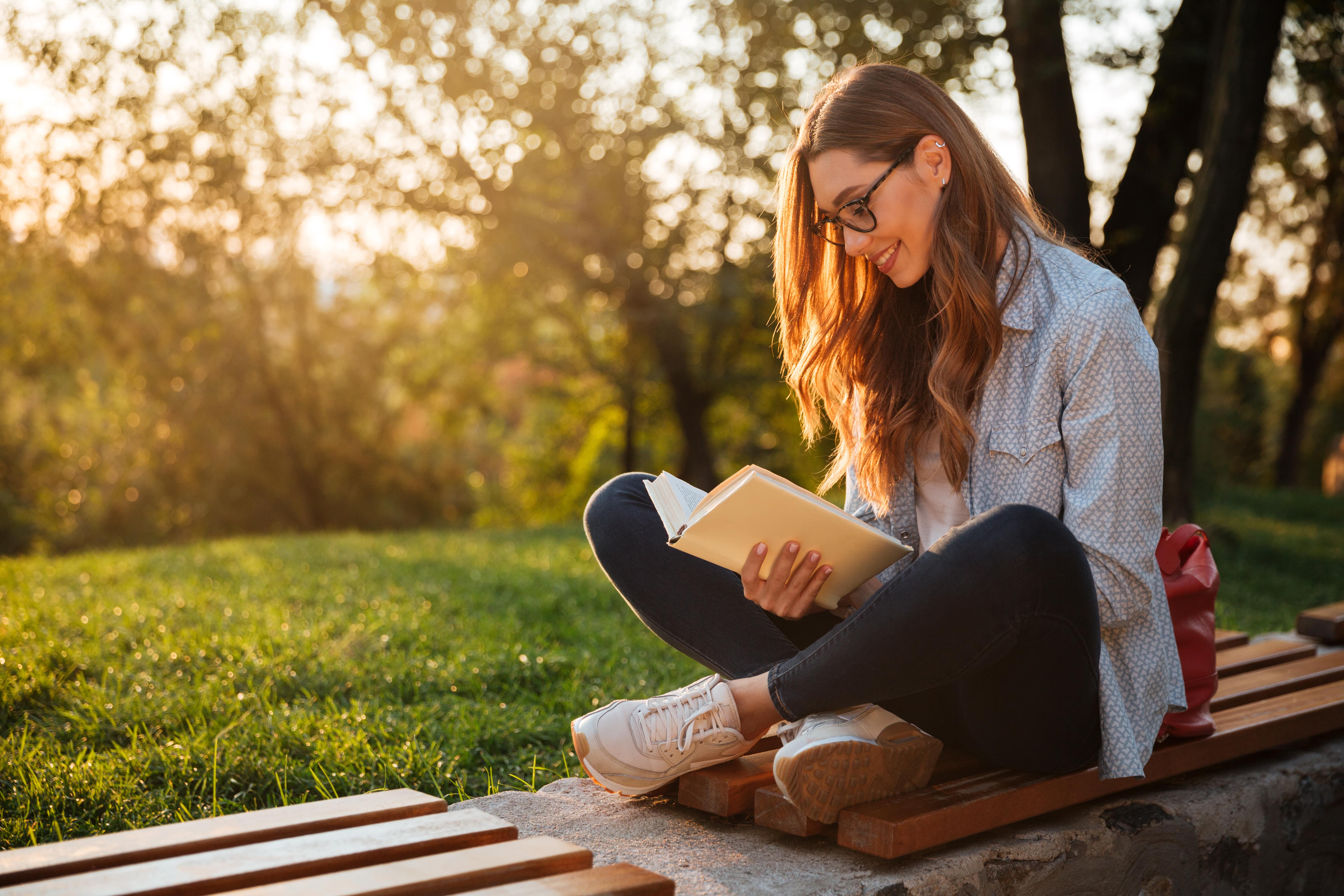 She reads in the evening. Хобби чтение. Чтение книг. Девушка читает книгу. Увлечение чтение книг.